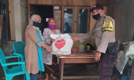 Binamas Polsek Cipondoh Serahkan Bingkisan Sembako dari PT Gajah Tunggal Peduli Bagi Warga Kel. Gondrong