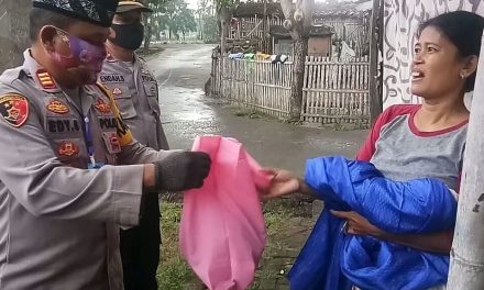 Redam Dampak Covid-19 Kapolsek Pakuhaji Bagikan Paket Sembako Pada Keluarga Pra-Sejahtera