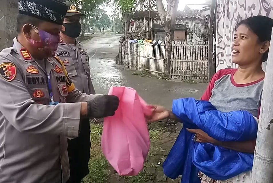 Redam Dampak Covid-19 Kapolsek Pakuhaji Bagikan Paket Sembako Pada Keluarga Pra-Sejahtera