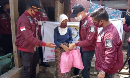 KAPOLSEK PAKUHAJI BERSAMA REKAN ARTIS BERIKAN BANTUAN KEPADA WARGA PRASEJAHTERA