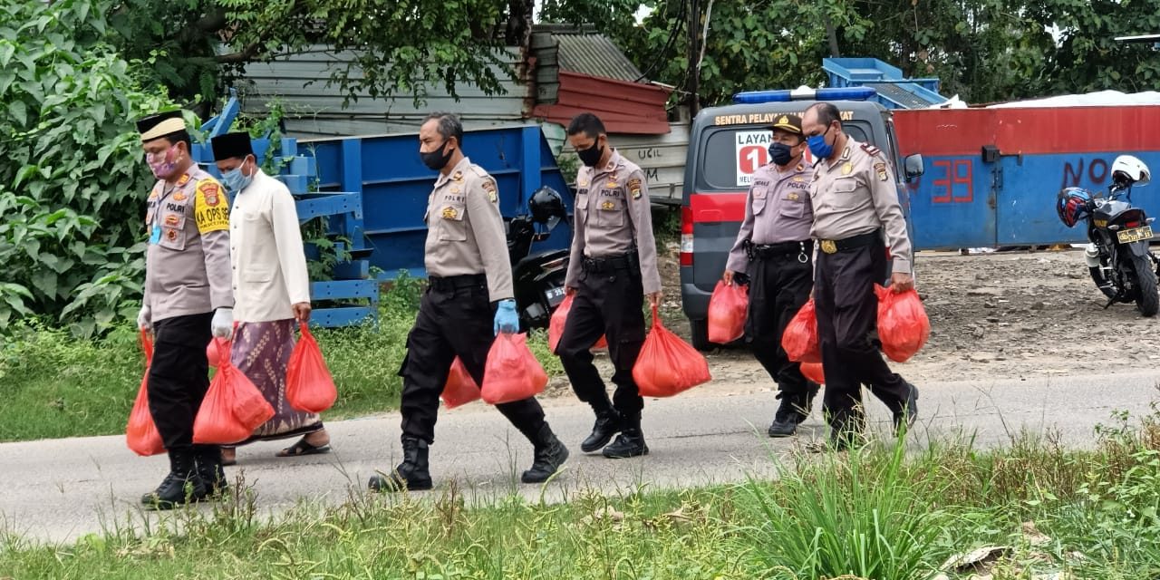 Door to Door Kapolsek Pakuhaji Salurkan Bantuan Kepada Warga Terdampak Covid-19