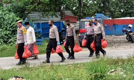 Door to Door Kapolsek Pakuhaji Salurkan Bantuan Kepada Warga Terdampak Covid-19