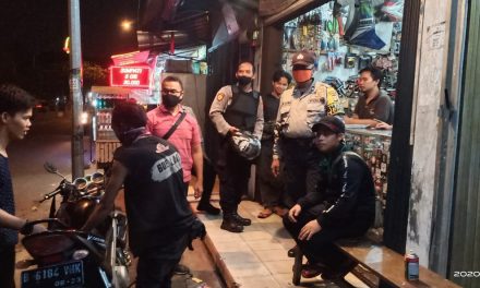 Anggota Polsek Cipondoh Patroli Malam Hari Dan Berikan Himbauan Untuk Pysical Distancing