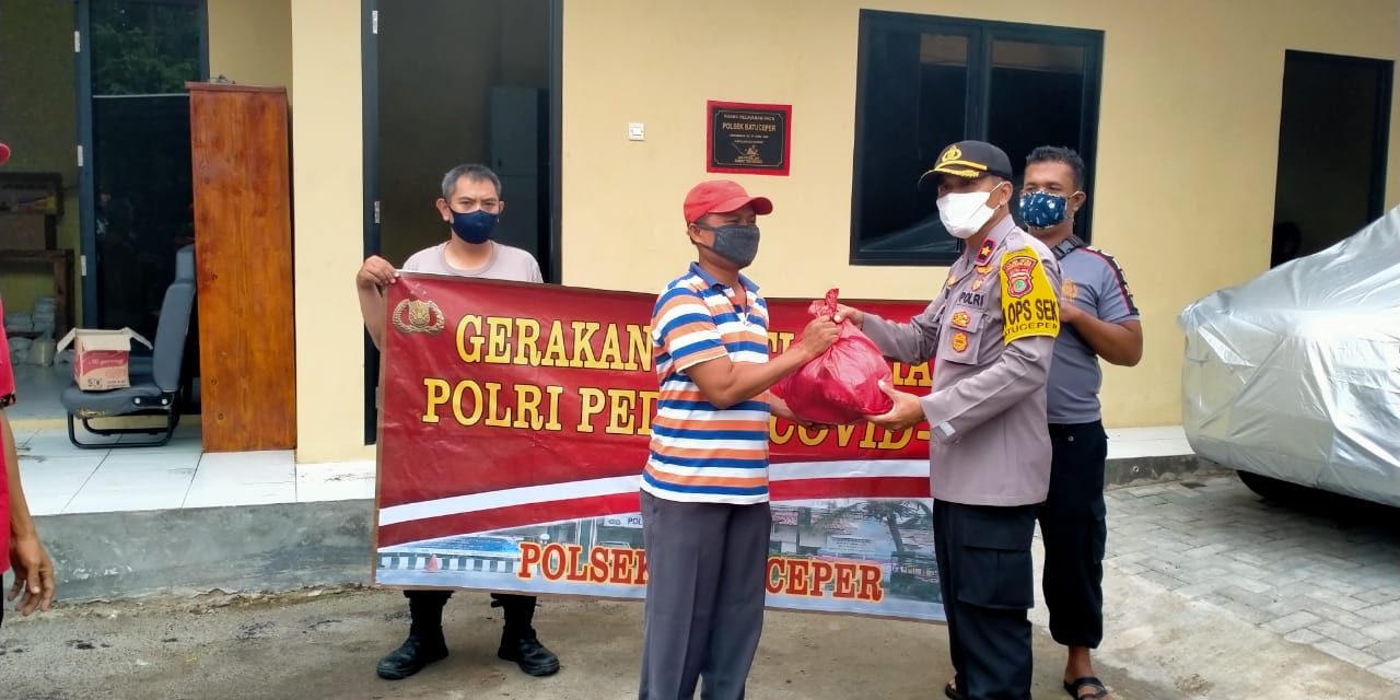 Kegiatan Pembagian Sembako gratis dari Polsek Batuceper untuk warga yang dirumahkan/PHK oleh  Perusahaan yang berdampak oleh covid-19