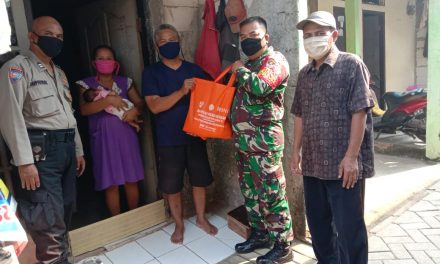 Bhabinkamtibmas Bersama Babinsa Salurkan Bantuan Kepada Warga Secara Door To Door