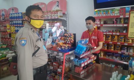 Binmas Polsek Neglasari Edukasi Protokol Kesehatan di Minimarket