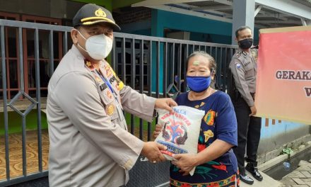 Peduli Dampak Covid-19, Polsek Neglasari Distribusikan Beras dari Kapolrestro Tangerang Kota di Slum Area