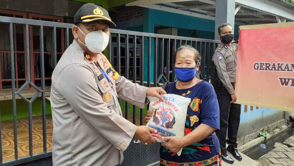 Peduli Dampak Covid-19, Polsek Neglasari Distribusikan Beras dari Kapolrestro Tangerang Kota di Slum Area