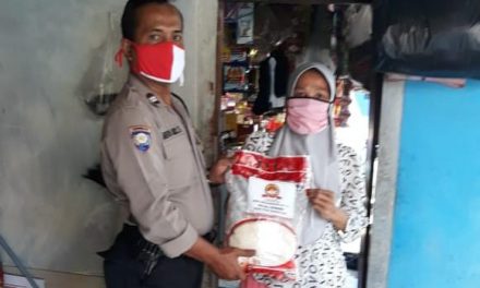 Polsek Cipondoh Gelar Baksos Salurkan Beras Jelang Hari BHAYANGKARA Ke 74 di Kel. Panunggangan Utara, Pinang