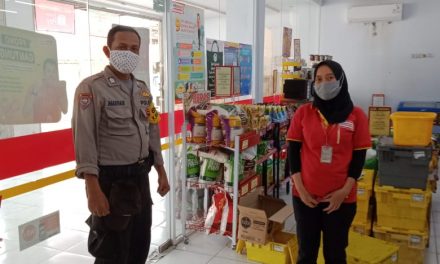 Sambangi Minimarket, Bripka Marhadi Sosialisasikan Protokol Kesehatan