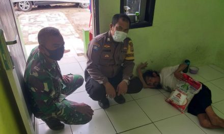 Seorang Warga Poris Plawad Yang Lumpuh Mendapat Baksos Berupa Beras dari Polsek Cipondoh Kota Tangerang