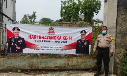 Pemasangan Spanduk HUT Bhayangkara Ke-74 di Jln. KH Hasyim Ashari KAV. DPR Kel. Neroktog, Pinang