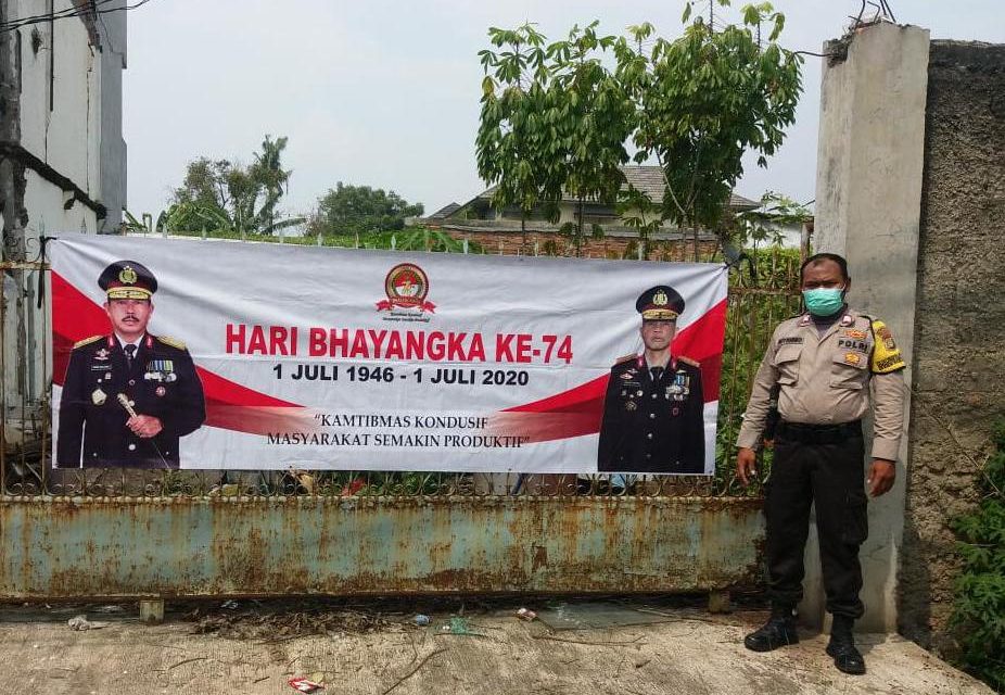 Pemasangan Spanduk HUT Bhayangkara Ke-74 di Jln. KH Hasyim Ashari KAV. DPR Kel. Neroktog, Pinang