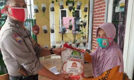 Baksos Penyaluran Beras Dalam Rangka HUT BHAYANGKARA Ke-74 Bagi Warga di Kel.Pinang, Pinang