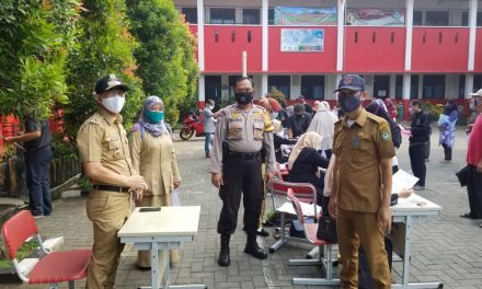 Pemberian Bansos dari Prov. Banten Bagi Warga Kel. Panunggangan Kec. Pinang Kota Tangerang