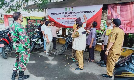 Pemasangan Spanduk HUT Bhayangkara ke 74 di Jl. Maulana Hasanudin Kel/Kec.Cipondoh