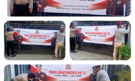 Pemasangan Banner HUT Bhayangkara Ke- 74 di Jl. Matahari RT.02/06 Kel.Sudimara, Pinang