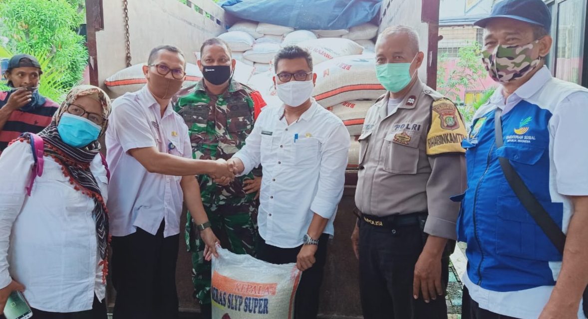 Sinergitas 3 Pilar Kel. Cipondoh Serahkan Bantuan Beras dari Dinsos Kota Tangerang Bagi Warga Kel. Cipondoh