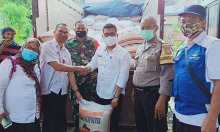 Sinergitas 3 Pilar Kel. Cipondoh Serahkan Bantuan Beras dari Dinsos Kota Tangerang Bagi Warga Kel. Cipondoh