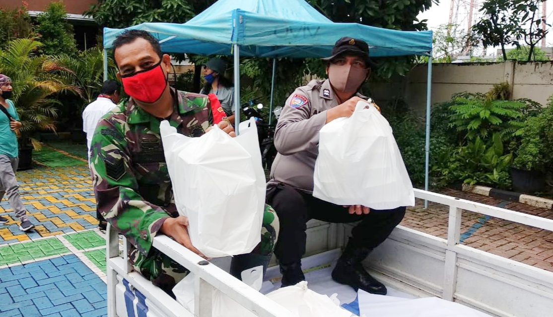 Bhabinkamtibmas Polsek Cipondoh Distribusikan Nasi Kotak dari Dapur Umum Bagi Warga Kel. Pinang