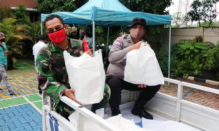 Bhabinkamtibmas Polsek Cipondoh Distribusikan Nasi Kotak dari Dapur Umum Bagi Warga Kel. Pinang