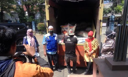 Polsek Cipondoh Distribusikan Bantuan Beras Dari Dinsos kota Tangerang ke Kel. Petir