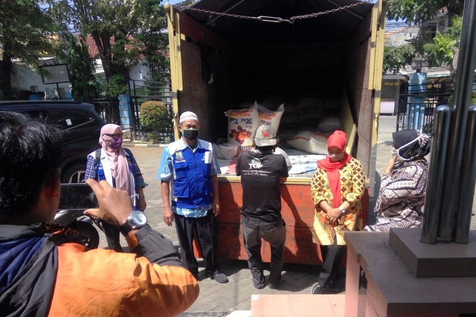 Polsek Cipondoh Distribusikan Bantuan Beras Dari Dinsos kota Tangerang ke Kel. Petir