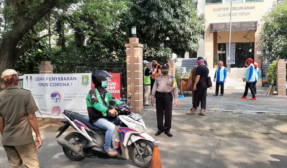 Pelaksanaan dan Penindakan Bagi Pelanggar PSBB di Depan Kantor Kel. Kunciran Indah Pinang