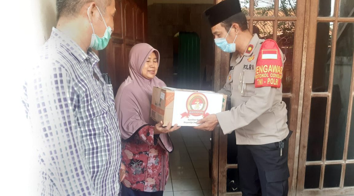 Sambut HUT Bhayangkara ke 74, Kapolsek Cipondoh Laksanakan Anjangsana ke Rumah Warakawuri Alm. AIPTU ABDUL HAMID Mantan Personil Polsek Cipondoh