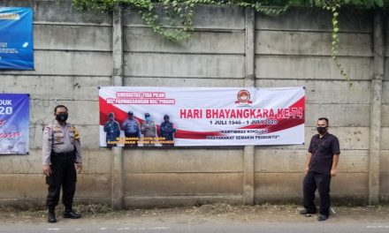 Pemasangan Banner HUT Bhayangkara Ke- 74 Kel. Panunggangan, Kec. Pinang Kota Tangerang