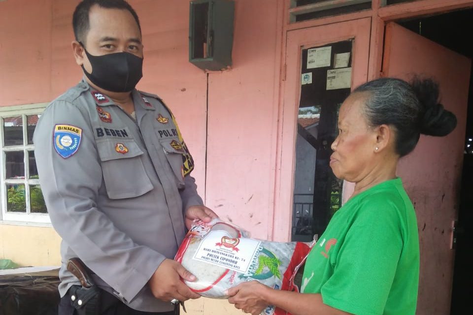 Emphaty Building Dan Baksos Salurkan Bantuan Beras Jelang Hari Bhayangkara Ke- 74 di Kel. Kunciran Jaya, Pinang