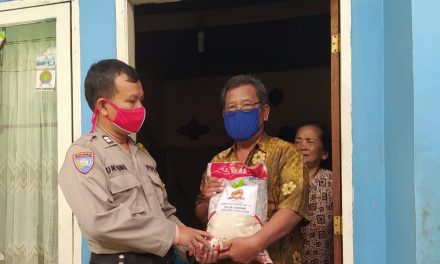 Baksos Penyaluran Beras Jelang Hari BHAYANGKARA KE 74 oleh Polsek Cipondoh di Kel. Cipondoh Indah