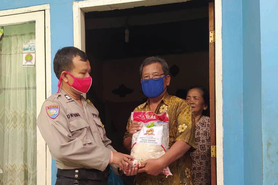 Baksos Penyaluran Beras Jelang Hari BHAYANGKARA KE 74 oleh Polsek Cipondoh di Kel. Cipondoh Indah