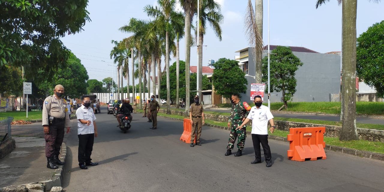 Polsek Cipondoh Pam Cek Point PSBB Tahap Rmpat Jelang Tatanan Normal Baru Produktif dan Aman Covid-19 di Kel. Cipete