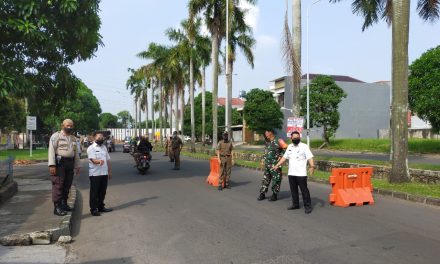 Polsek Cipondoh Pam Cek Point PSBB Tahap Rmpat Jelang Tatanan Normal Baru Produktif dan Aman Covid-19 di Kel. Cipete