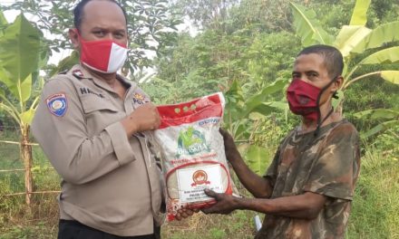 Baksos Penyaluran Bantuan Beras Jelang Hari Bhayangkara Ke-74 Oleh Polsek Cipondoh di Kel. Panunggangan Timur