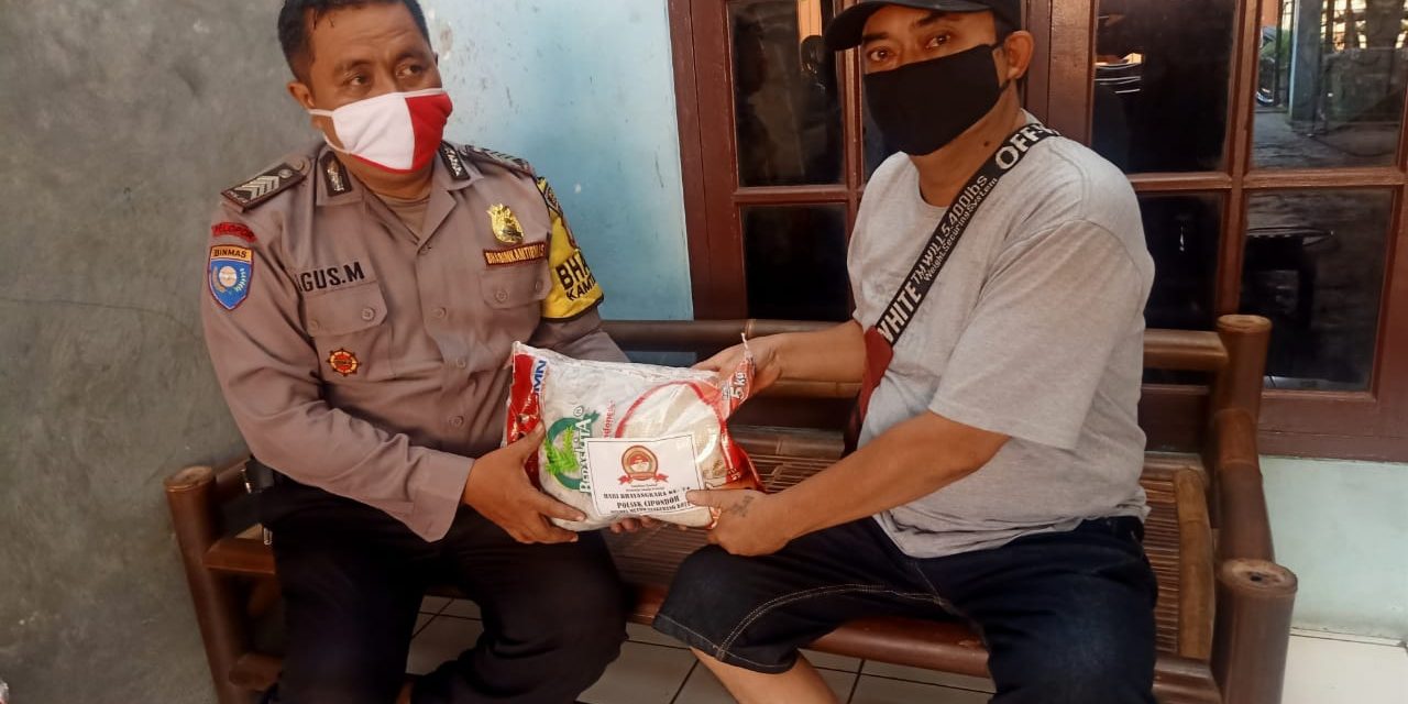 Baksos Penyaluran Bantuan Beras Jelang Hari Bhayangkara Ke-74 Oleh Polsek Cipondoh di Kel. Sudimara Pinang