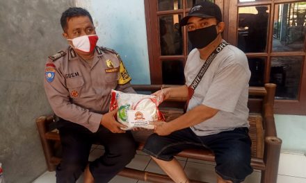 Baksos Penyaluran Bantuan Beras Jelang Hari Bhayangkara Ke-74 Oleh Polsek Cipondoh di Kel. Sudimara Pinang