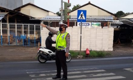 Antisipasi Kemacetan dan Guatibmas Personil Unit Lantas Polsek Cipondoh Gelar Gatur Lalin Pagi hari