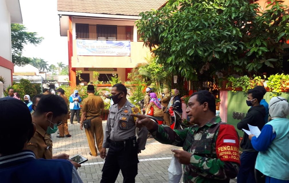 Polsek Cipondoh Lakukan Pengamanan Penyaluran Bansos Prov. Banten Tahap 2 (Lanjutan) di Kel. Pinang