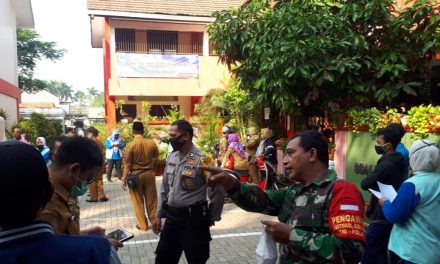 Polsek Cipondoh Lakukan Pengamanan Penyaluran Bansos Prov. Banten Tahap 2 (Lanjutan) di Kel. Pinang