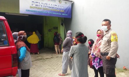 Pemberian Sembako dari BSP Oleh Polsek Cipondoh di Kel.Poris Plawad Utara, Cipondoh