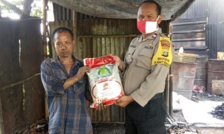 Baksos Penyaluran Beras Jelang Hari BHAYANGKARA KE 74 oleh Polsek Cipondoh di Kel. Panunggangan Timur, Pinang