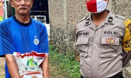 Baksos Penyaluran Beras Dalam Rangka HUT BHAYANGKARA KE 74 oleh Polsek Cipondoh di Kel. Kunciran