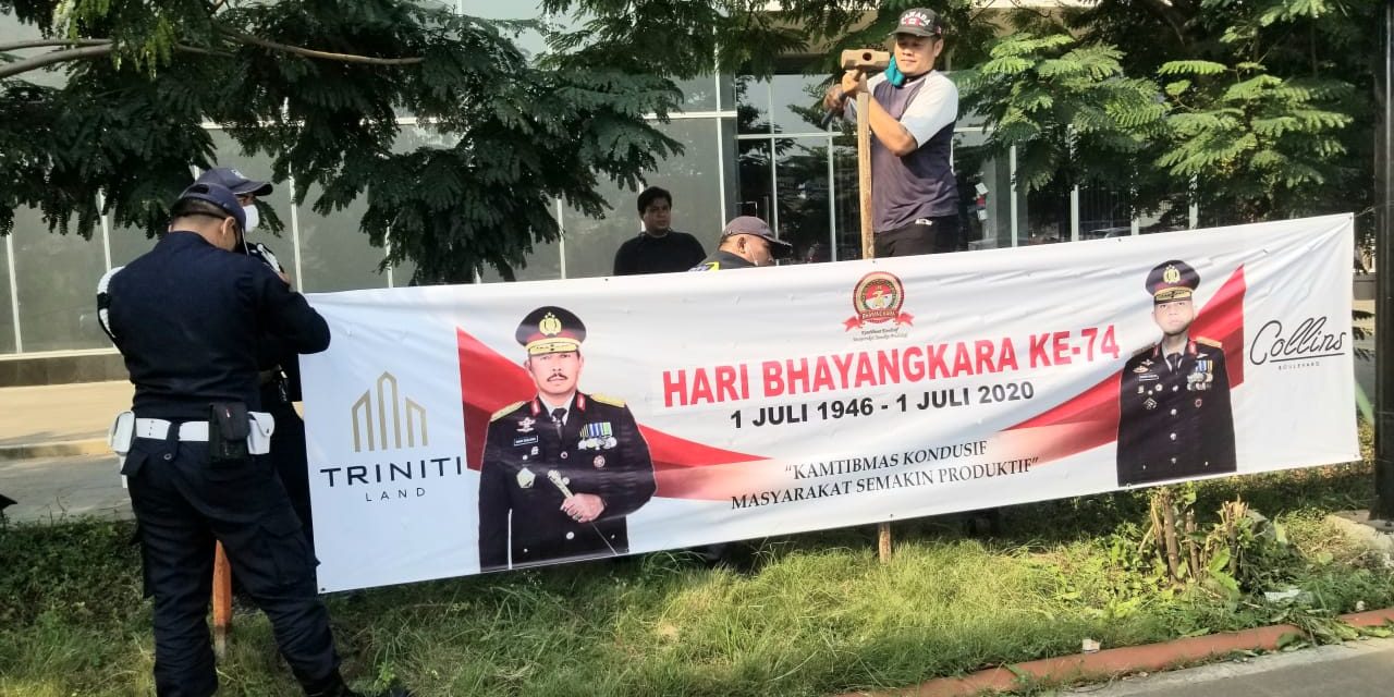 Pemasangan Banner HUT Bhayangkara Ke- 74 di GMC Jl. MH. Thamrin Km. 7 Kel. Panunggangan, Pinang