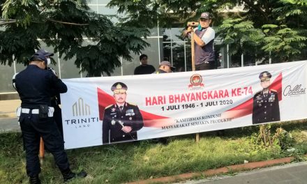 Pemasangan Banner HUT Bhayangkara Ke- 74 di GMC Jl. MH. Thamrin Km. 7 Kel. Panunggangan, Pinang