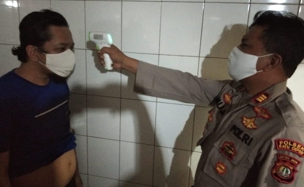 Wakapolsek Akp Mujiharja. SH Periksa 8 Orang Tahanan Yang Berada di Sel Mako Polsek Batu Ceper di Cek Tubuhnya untuk mengecek Kesehatan  terhadap Covid – 19