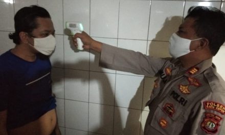 Wakapolsek Akp Mujiharja. SH Periksa 8 Orang Tahanan Yang Berada di Sel Mako Polsek Batu Ceper di Cek Tubuhnya untuk mengecek Kesehatan  terhadap Covid – 19