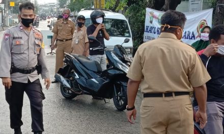 Bhabinkamtibmas Polsek Cipondoh Dan 3 Pilar Kel. Petir MelaksanaKan Operasi Aman Bersama Penanganan Covid-19.