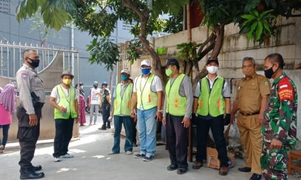 Bhabinkamtibmas Polsek Cipondoh Dan 3 Pilar Kel. Neroktog Melaksanakan Pemantauan dan Pengamanan Pendistribusian Bantuan JPS Prov. Banten Gel. I Tahap ke IV